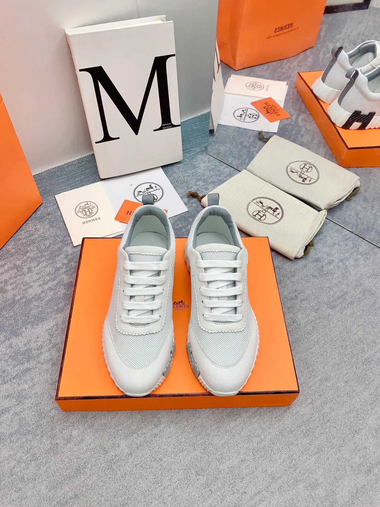 👟👟Ex-factory price 640👟👟 [Hermes] New Bouncing Couple 👫Sneakers. The most comfortable shoes from Hermès, no one else⃣️. They are very light on the feet and very beautiful. You will not feel tired when you go shopping and running around. 👍 The overall suede leather feels very good, very beautiful and very versatile. It is very light, comfortable and extremely light, suitable for both sports and leisure. It feels great to step on! 30+ men's and women's color combinations. You can choose, there will always be what you want~ ✅Fabric: Imported high mercerized sheep + original rain velvet ✅Inner: Imported silk sheepskin for lining insole ✅Outsole: Seamless combination of IP+TPU (multi-color letters) German technology irradiation machine ✅Code number: 35-41 for women and 38-46 for men (41 for women, 45.46 for men, customized and non-returnable)